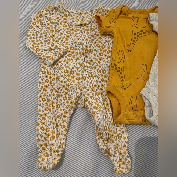 Bundle lot of 5 Baby Girl Gender Neutral sleepers/onesies/bodysuits size PREEMIE - Picture 3 of 4